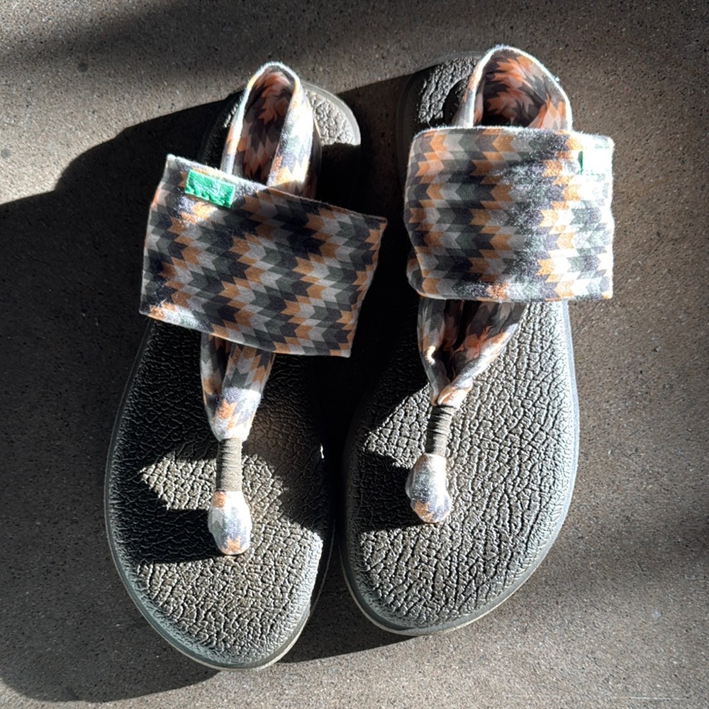 Patterned Sandals with Textured Sole